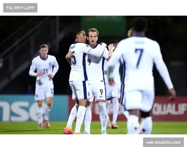 凯恩创纪录后低射破门，与队友击掌拥抱